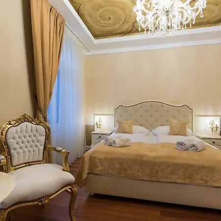 Square Heritage Готель